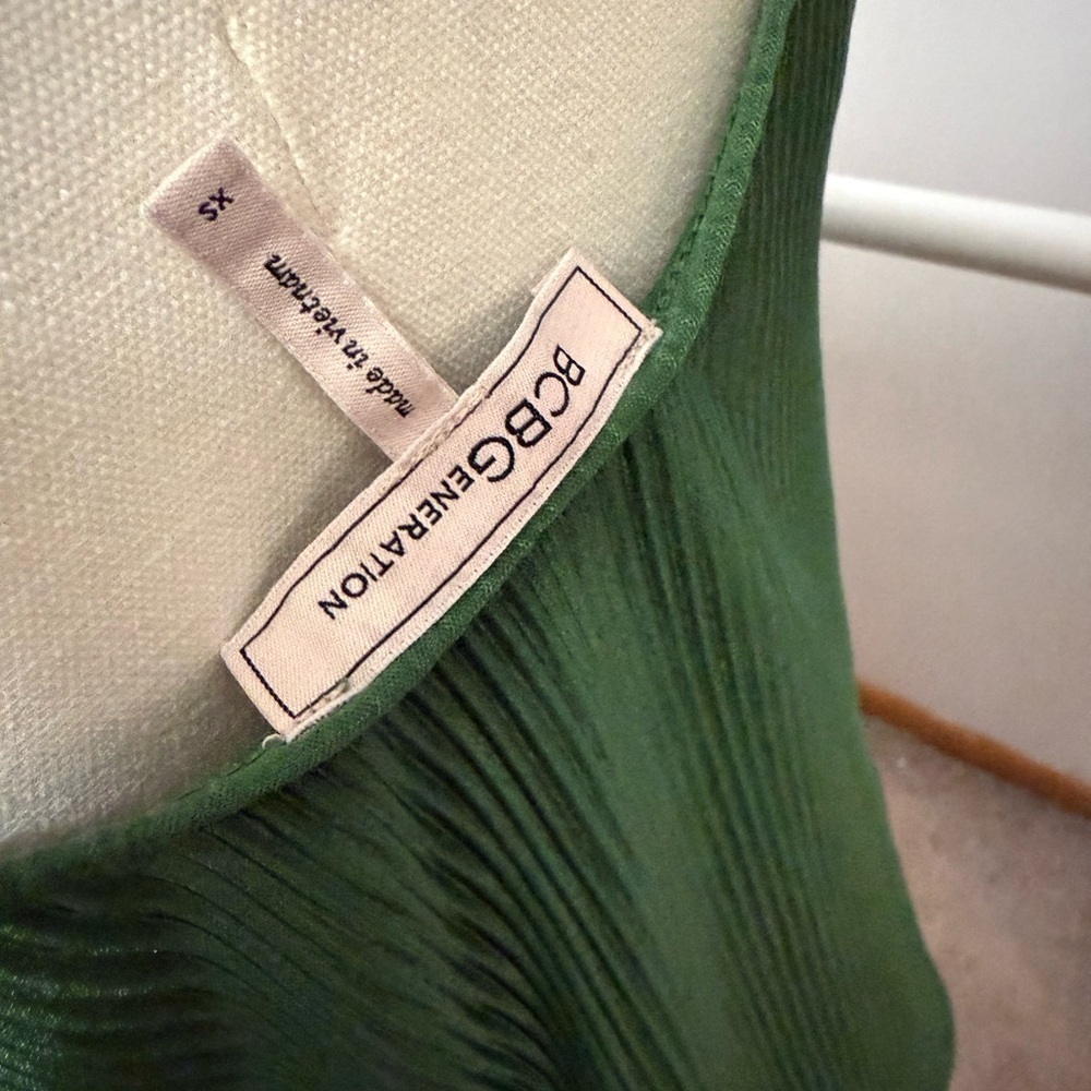 BCBG Green Pleated tank Top XS - Picture 4 of 4